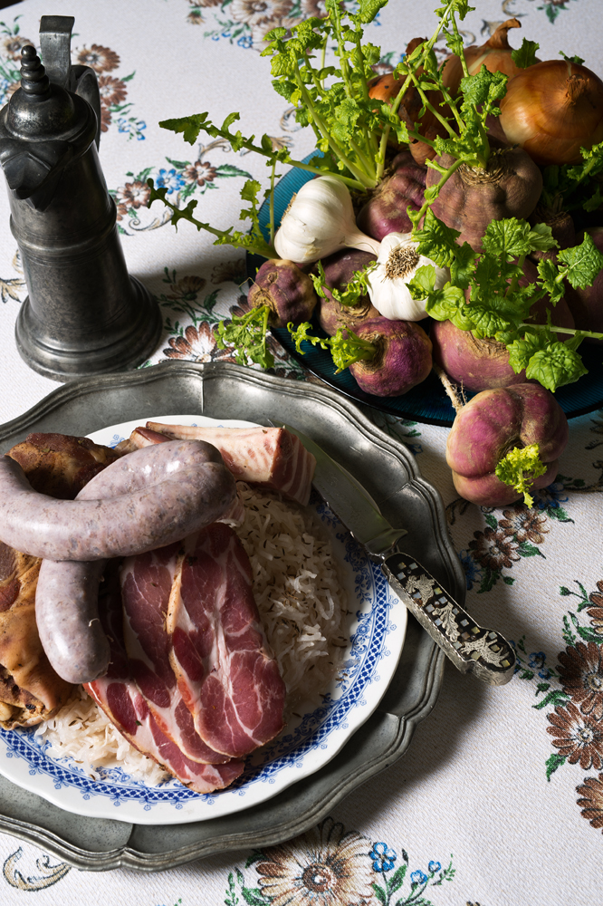 Schlachtplatte - piatto tipico, carne di maiale con crauti.jpg